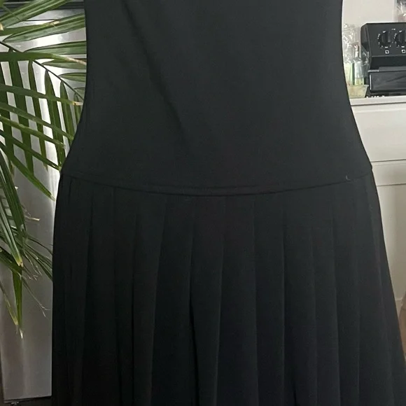 Pleated tennis dress - Picture 9 of 10